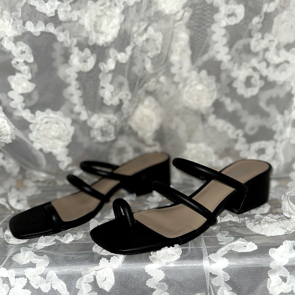 Bleecker & Bond Black Solid Toe Loop Sandals Sz 8M